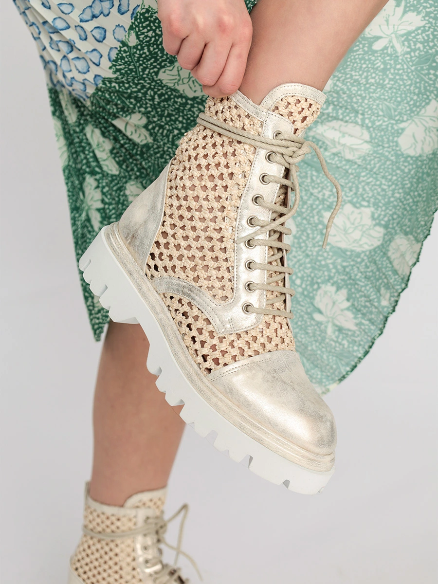 Ботинки с плетением